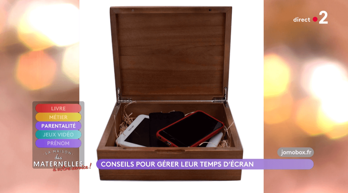 boite à téléphones jomobox dans la maison des maternelles sur France 2